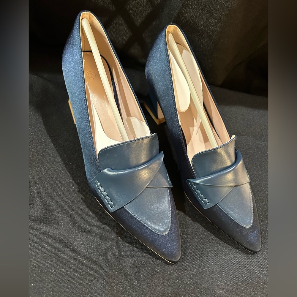 New Ladies Navy Blue size 6.5 heels, with 2.5” block heel, in box